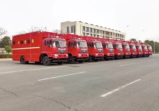 Dongfeng DFAC 210HP Cummins 4X4 6 veículos de saneamento por aspersão de estrada com tração nas rodas